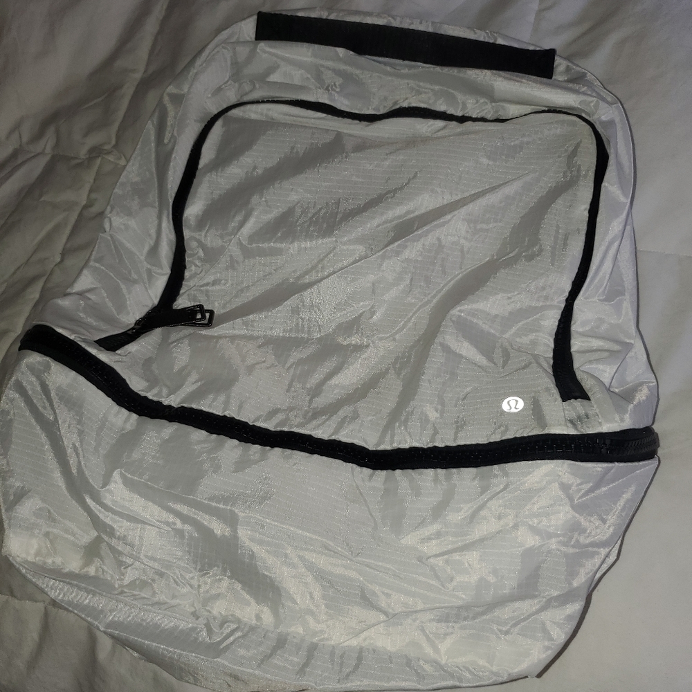 Backpack..Light weight..white..Luluemon